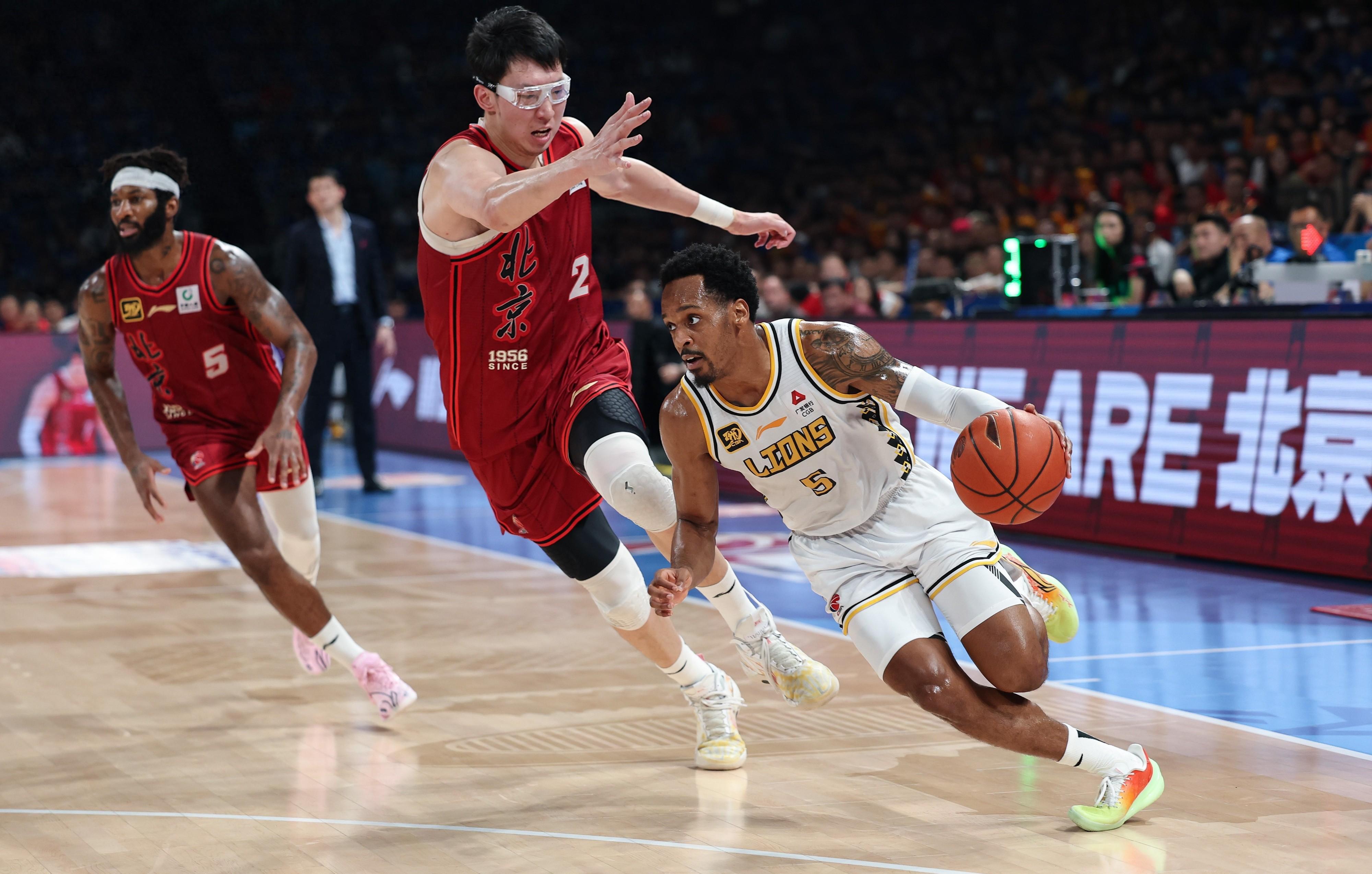 乐鱼娱乐 -包含欧联倒计时,深圳男篮赛后远射贴柱,细节引发关注,气氛紧张,临场指挥获称赞的词条